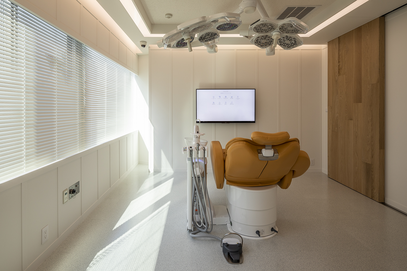 歯科医院の内装デザイン、内装設計、建築デザインを、ジョイントセンターがクリエイティブな発想でご提案します。人に優しく衛生的、シンプルでおしゃれな歯科デザインで、デンタルクリニックをサポートします。