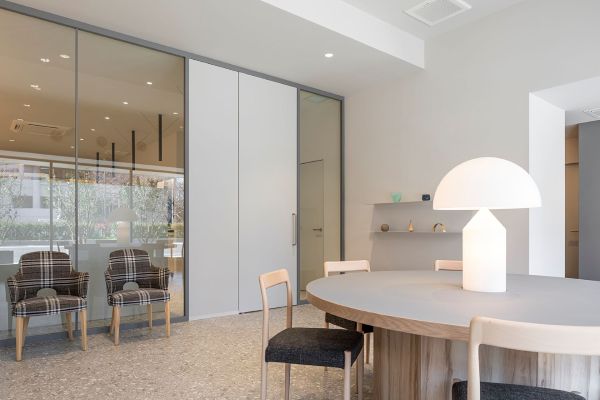 歯科などの医療施設や店舗・オフィス・住宅の内装デザイン・内装設計・建築デザインを、50年以上のキャリアを持つジョイントセンターがクリエイティブな発想でご提案いたします。人に優しく衛生的なデンタルデザイン・クリニックデザインで、ブランド作りを意識したクリニックをサポートいたします。